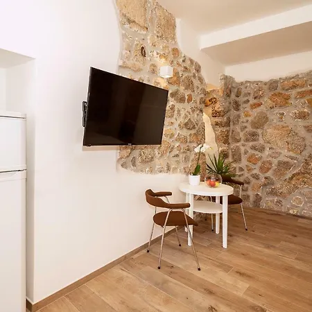 Bellevue Apartment *